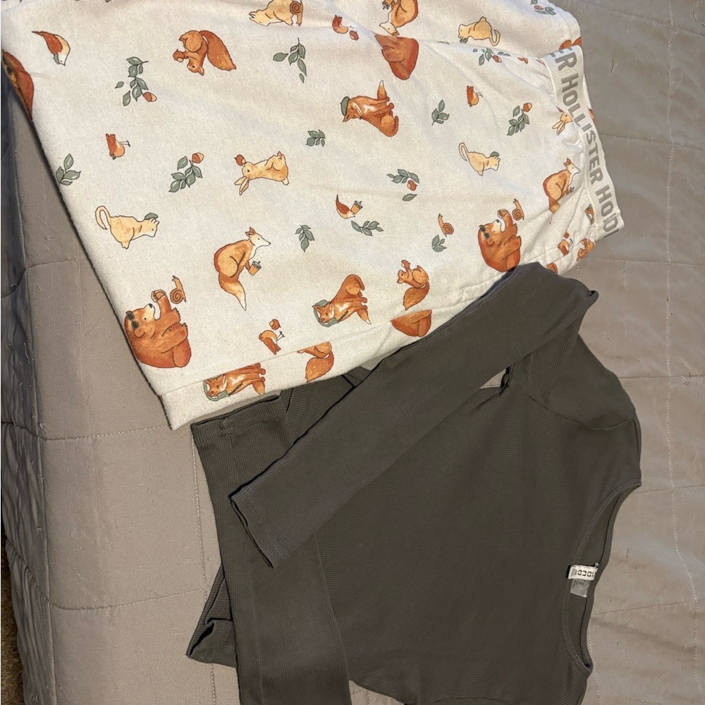 Hollister forest animals lounge/sleep pants size S w/Forest green top